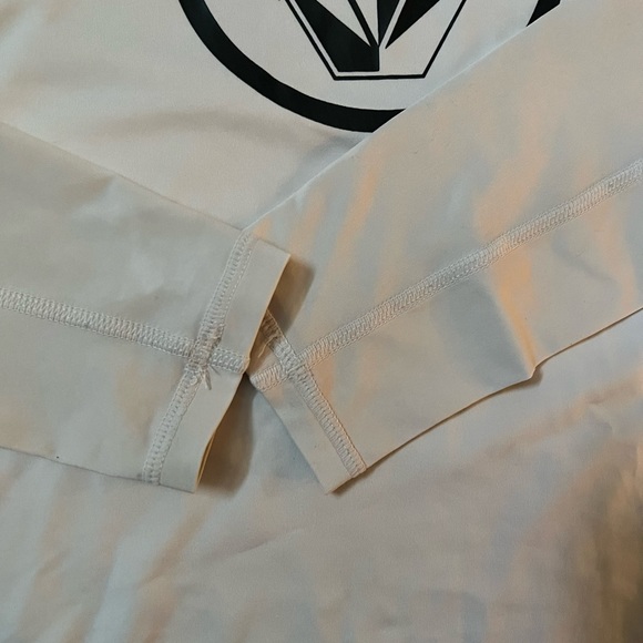 EUC boys youth VOLCOM white rash guard, SPF 50, size XL - Picture 3 of 4